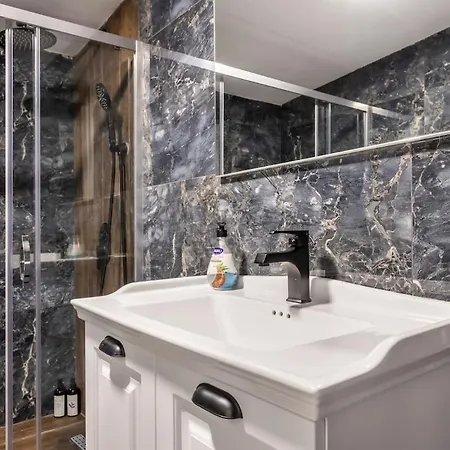 Lägenhet Artistically Designed 1br Flat With Ac In Cihangir *
