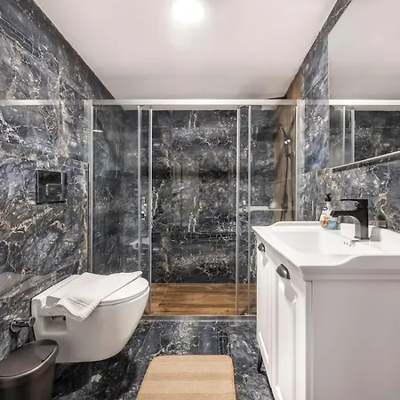 Lägenhet Artistically Designed 1br Flat With Ac In Cihangir *